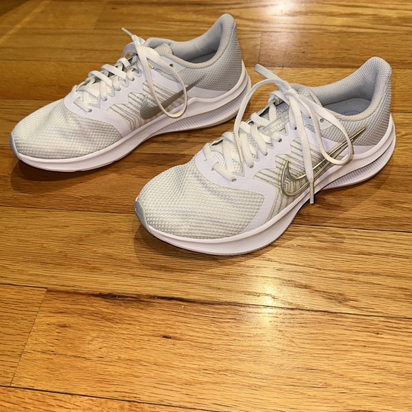Nike Women’s Downshifter 11 'White Metallic Silver' Gym Shoes Size 7 - Picture 2 of 10